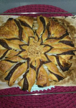 Una foto de Flor de hojaldre rellena de chocolate