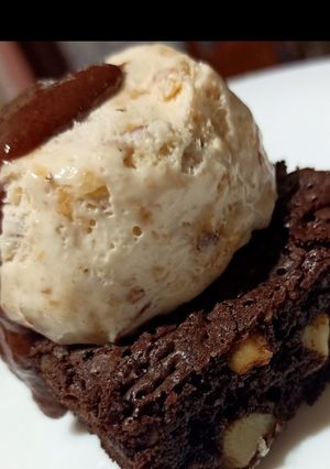 Une photo de Nougat glacé au brownie moilleux