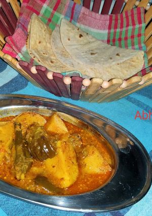 A picture of Aloo baigun jhol.