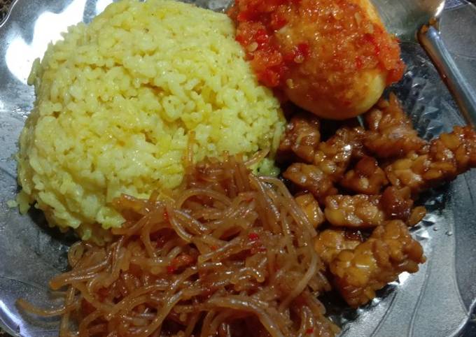 Resep Nasi kuning Bumbu Racik (Simple) oleh Yuni Mulyani - Cookpad