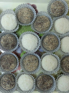A picture of Condensed Milk Balls.