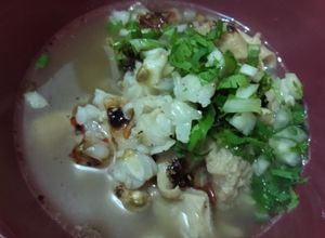 Una foto de Menudo de panza de res y hueso blanco de res