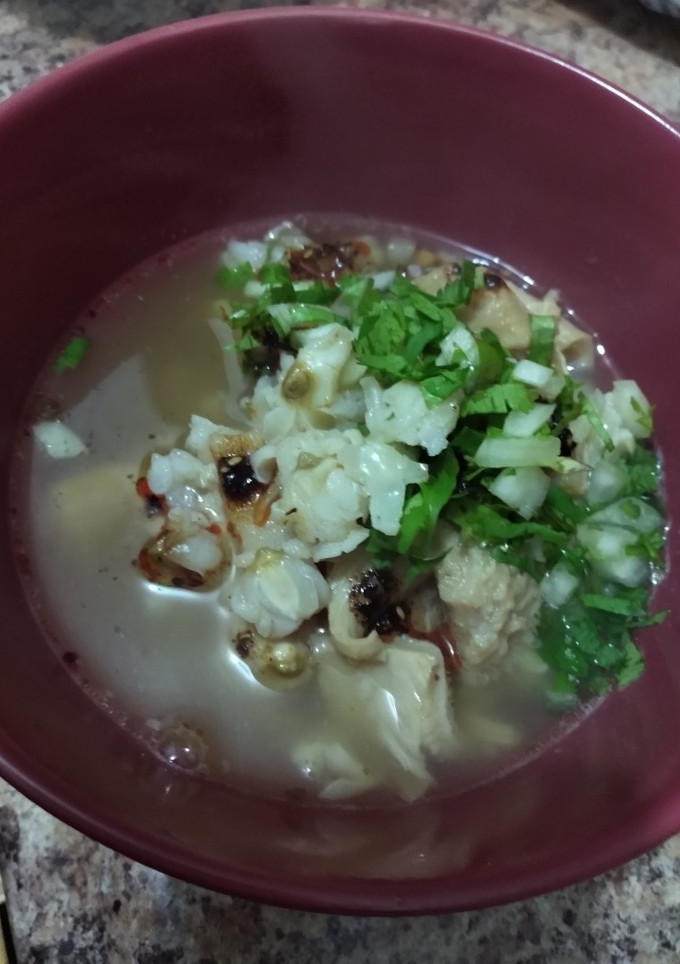 Una foto de Menudo de panza de res y hueso blanco de res