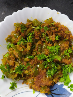 सिमला मिरचीची भाजी (shimla mirchi bhaji recipe in marathi) रेसिपी चे मुख्य फोटो