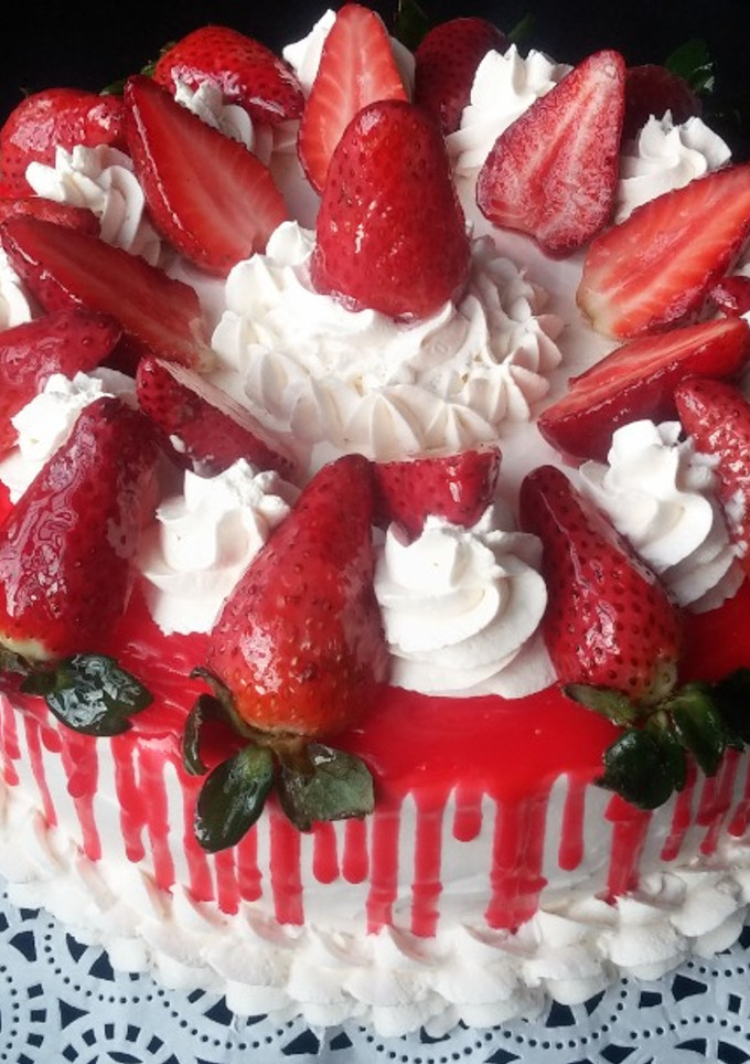 Una foto de Torta de Frutillas con Chantilly estabilizada