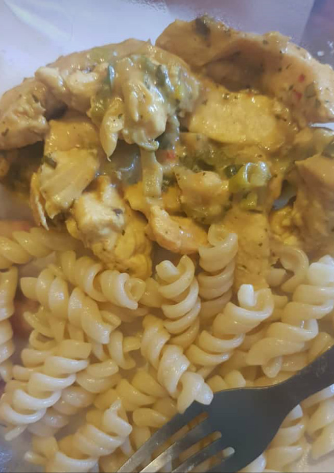 Una foto de Pollo a la mostaza, rico, fácil y económico♡