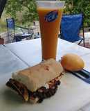 Sándwich de caraotas queso y tocinetas