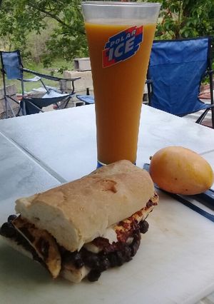 Una foto de Sándwich de caraotas queso y tocinetas