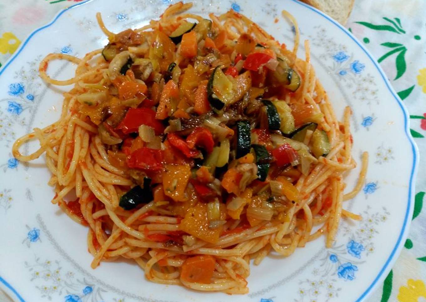 Pasta con tomate frito casero y  verdura salteada