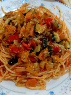 Una foto de Pasta con tomate frito casero y verdura salteada