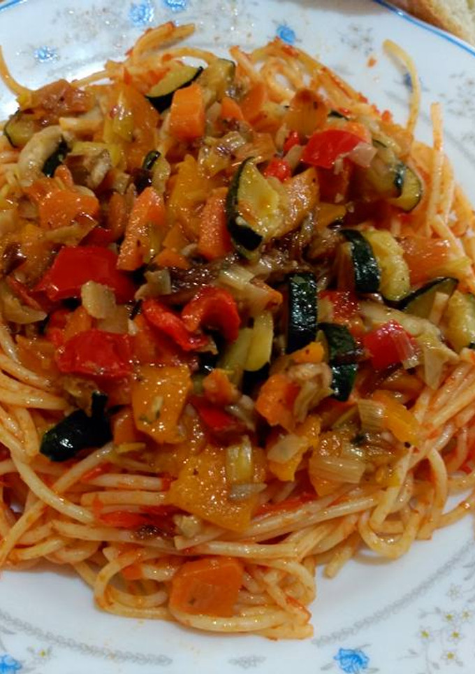 Una foto de Pasta con tomate frito casero y verdura salteada