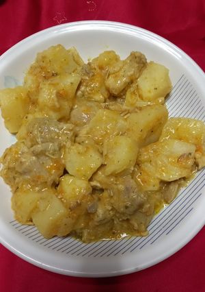 A picture of Lemon Chicken with Potatoes in a Pot.