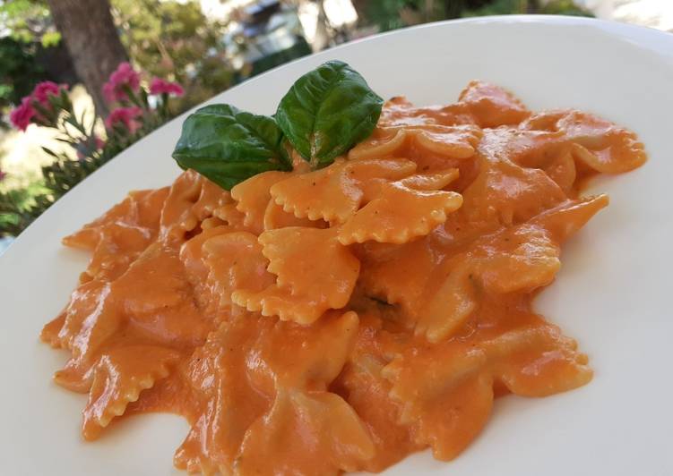 Farfalle al sugo rosa