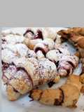 Cornetti di sfoglia con marmellata e cacao