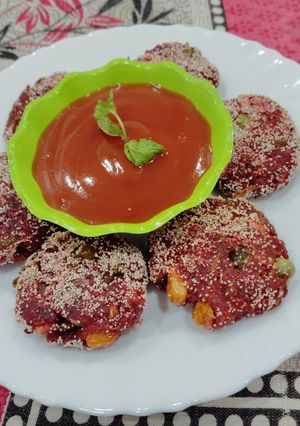 A picture of Beetroot tikki.