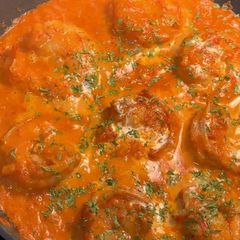 A picture of Butter shrimp curry 🍛.
