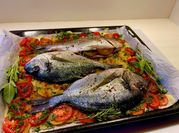 Una foto di pesce al pompelmo