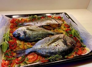 Foto di Orata al pompelmo al forno con patate e pomodori