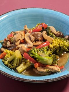 Una foto de Wok de pollo con brócoli y shiitake