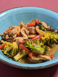 Una foto de Wok de pollo con brócoli y shiitake