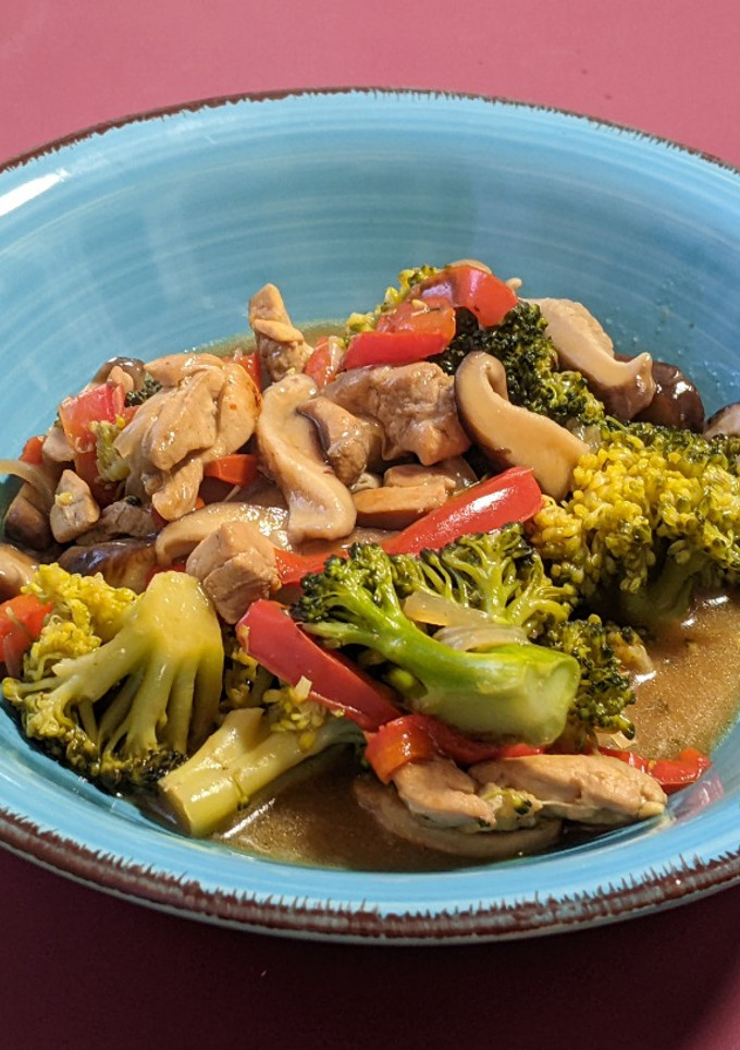Una foto de Wok de pollo con brócoli y shiitake