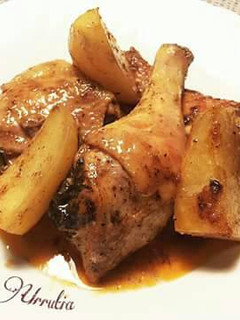 Una foto de Pollo especiado al horno con patatas