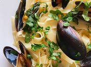 Una foto de fideo con chorito