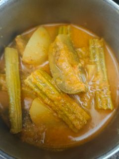 முருங்கைக்காய் கத்தரிக்காய் புளிக்குழம்பு(drumstick brinjal curry recipe in tamil) செய்முறை முக்கிய புகைப்படம்