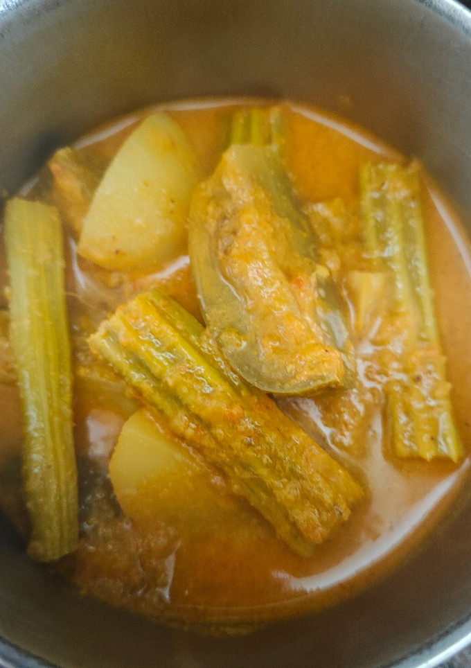 முருங்கைக்காய் கத்தரிக்காய் புளிக்குழம்பு(drumstick brinjal curry recipe in tamil) செய்முறை முக்கிய புகைப்படம்