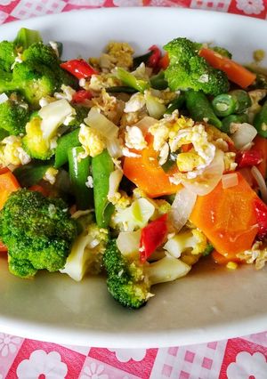 Foto resep Vegeeg scrumble (sayuran orak arik telur)