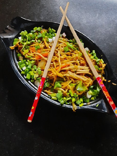 હક્કા નૂડલ્સ(Hakka Noodles Recipe in Gujarati) રેસીપી મુખ્ય ફોટો