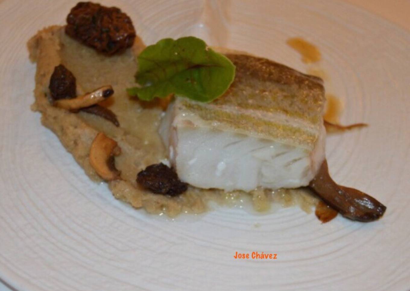 Bacalao confitado sobre puré de castañas y setas