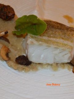 Una foto de Bacalao confitado sobre puré de castañas y setas