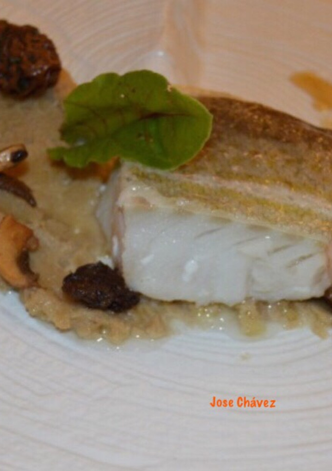Una foto de Bacalao confitado sobre puré de castañas y setas