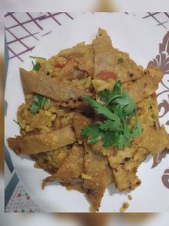 રોટી નુડલ્સ(Roti noodles recipe in gujarati) રેસીપી મુખ્ય ફોટો