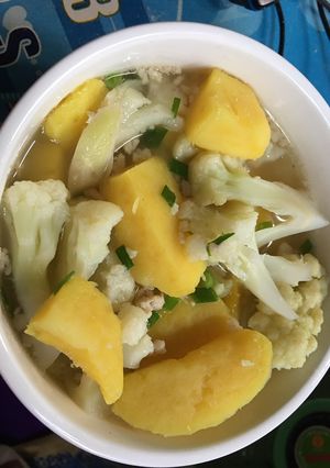 Hình của món Canh khoai lang súp lơ nấu với thịt bằm giải nhiệt.
