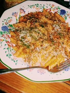 Una foto de Macarrones con salsa de tomate, carne picada y queso😍