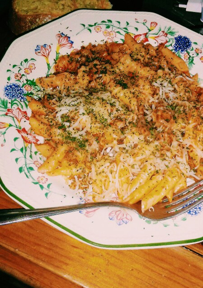 Una foto de Macarrones con salsa de tomate, carne picada y queso😍