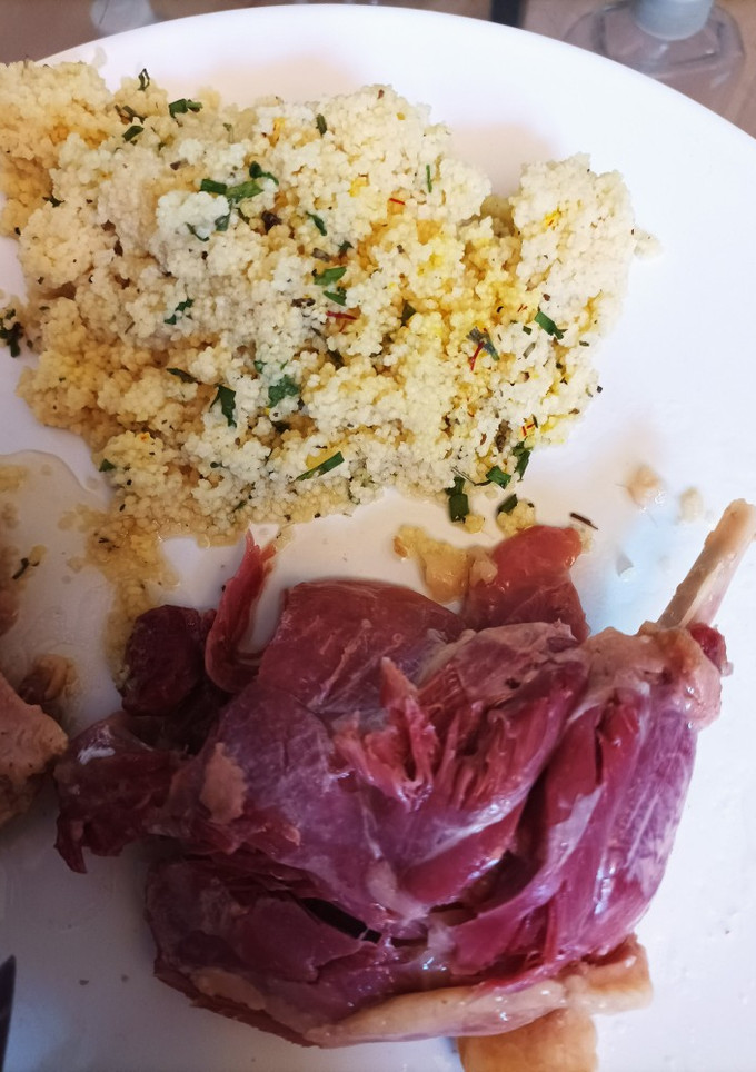 Una foto de Cuscús con confit de pato