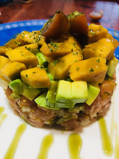 Una foto de Tartar de salmón aguacate y mango