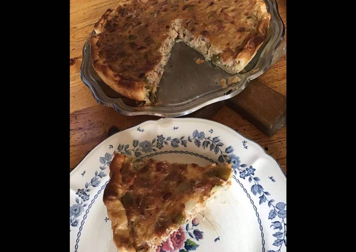 Tarte campagnarde façon quiche (lard oignons poivrons bicolores tomates et ail)