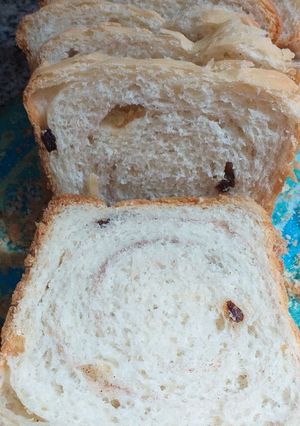 Una foto de Pan lactal de Canela y pasas 😋🍞