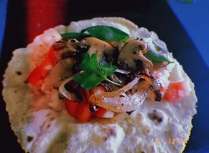 Una foto de Tacos de pollo, criolla, y cebolla con champi