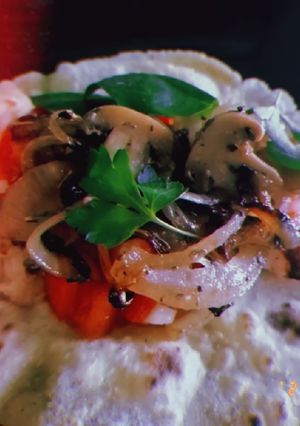 Una foto de Tacos de pollo, criolla, y cebolla con champi