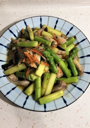 蘆筍炒鮑魚菇 的食譜成品照片
