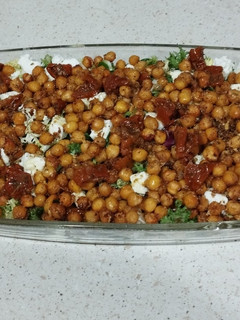 Una foto de Ensalada de garbanzos crujientes y queso feta