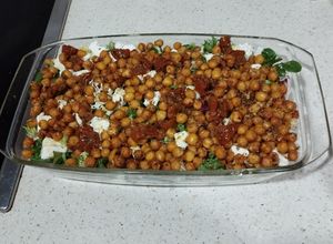 Foto principal de Ensalada de garbanzos crujientes y queso feta