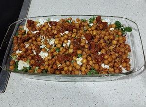 Foto principal de Ensalada de garbanzos crujientes y queso feta