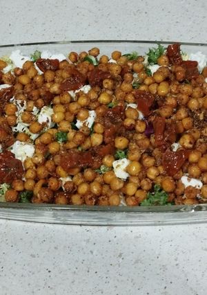 Una foto de Ensalada de garbanzos crujientes y queso feta