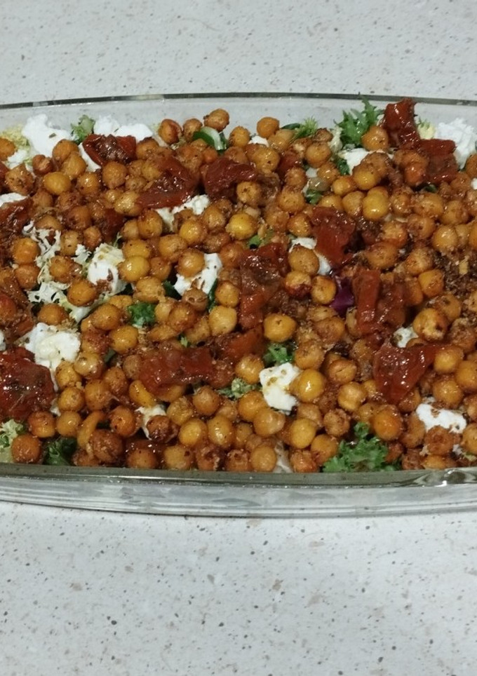 Una foto de Ensalada de garbanzos crujientes y queso feta